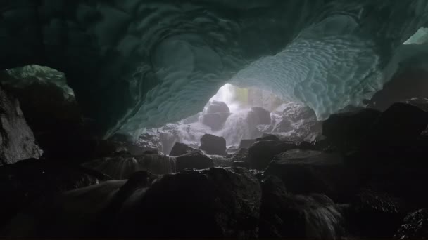Cueva de hielo azul y arroyo — Vídeo de stock