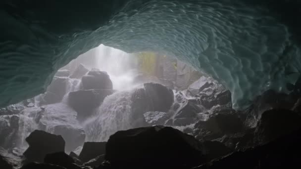 Grotta di ghiaccio blu e torrente — Video Stock