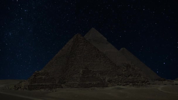 Piramis komplexum Egyiptomban az éjszakai égbolt alatt — Stock videók