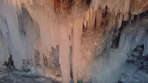 バイカル湖の洞窟の中のつらら — ストック動画