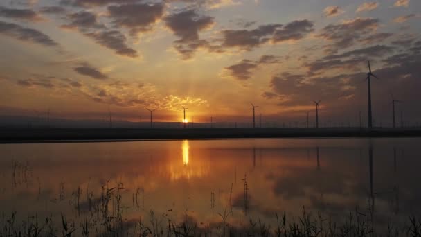 Vindkraftverk turbiner med soluppgång reflektion — Stockvideo