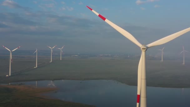 Molinos de viento o turbina eólica a la luz de la mañana — Vídeos de Stock
