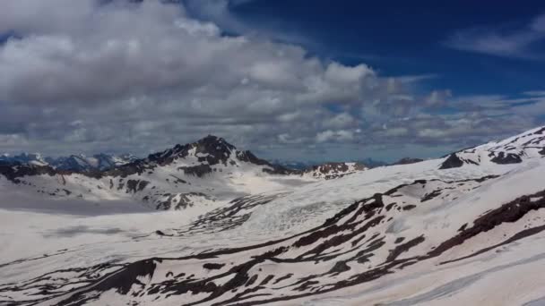 Luchtfoto van sneeuw Kaukasus gebergte — Stockvideo