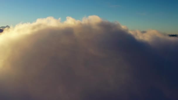 Vista aérea de las nubes al amanecer — Vídeo de stock