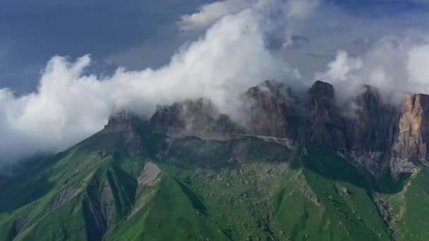 Kaukaz pod ruchomymi chmurami — Wideo stockowe