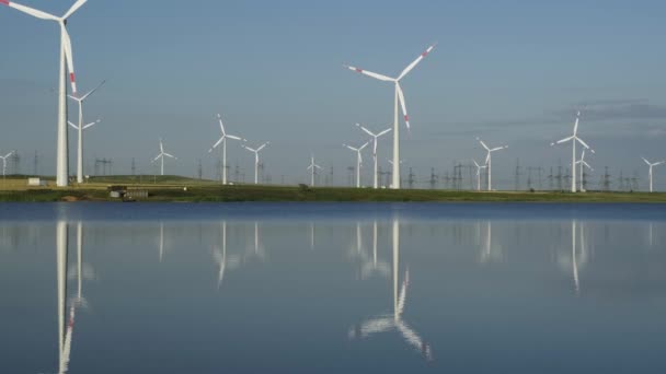 Windmolens turbines met waterreflectie — Stockvideo