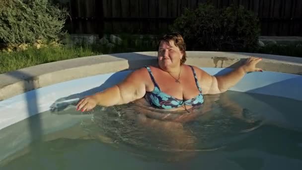 Woman with overweight in pool — Stock Video