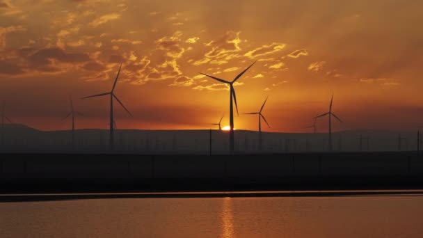 Вітряні турбіни з відбиттям сходу сонця — стокове відео
