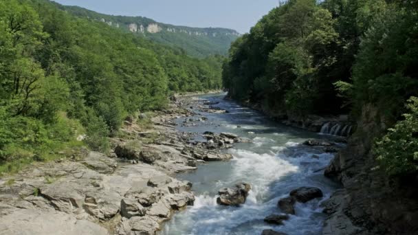 Rivière Belaya dans les montagnes du Caucase — Video