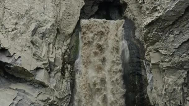 Szultán vízesés a kaukázusi hegyekben — Stock videók