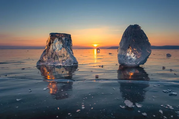 Ηλιοβασίλεμα Στην Παγωμένη Λίμνη Baikal Τοπίο Φως Του Ήλιου Διαθλάται — Φωτογραφία Αρχείου