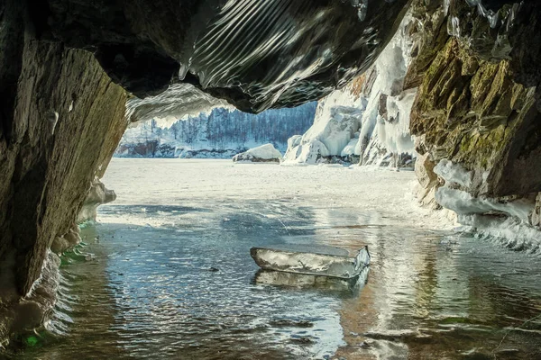 Льодовикова Печера Озері Байкал Взимку Чистий Прозорий Лід Бурульки Гроті — стокове фото