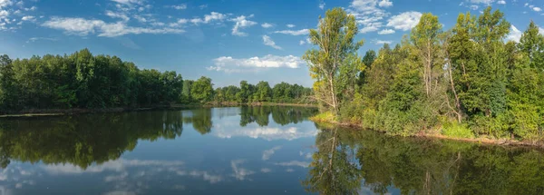 Panorama Krajina Klidným Letním Jezerem Lese Odraz Oblohy — Stock fotografie