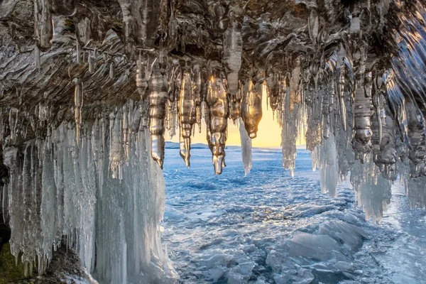 Kışın Baykal Gölü Ndeki Buz Mağarası Gün Batımında Grotto Içinde — Stok fotoğraf