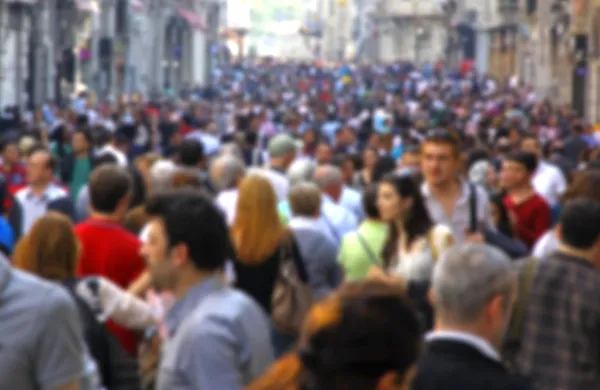 Multidão turva de irreconhecível na rua — Fotografia de Stock