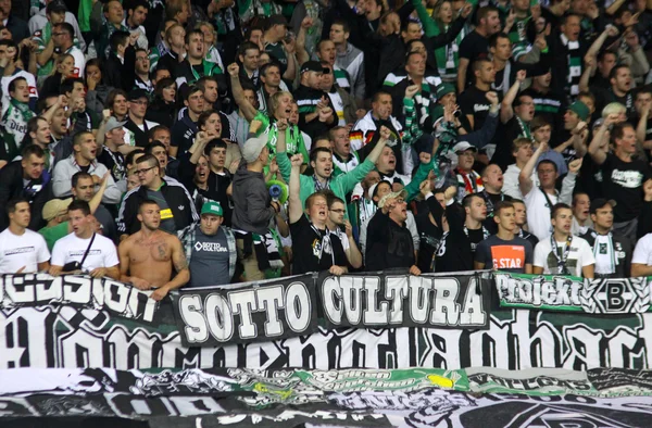 Anhänger von Borussia Mönchengladbach zeigen ihre Unterstützung — Stockfoto