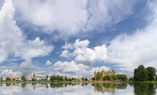 Vista panorâmica da cidade velha de Schwerin com castelo — Fotografia de Stock