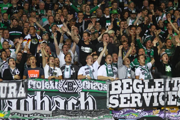 Apoiantes da equipe Borussia Monchengladbach mostram seu apoio — Fotografia de Stock