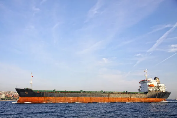 Industriële schip op Bosporus straat — Stockfoto