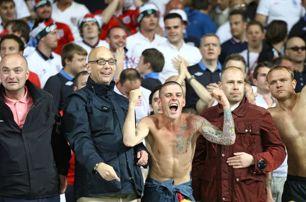 I fan inglesi reagiscono dopo che l'Inghilterra ha battuto la Svezia — Foto Stock