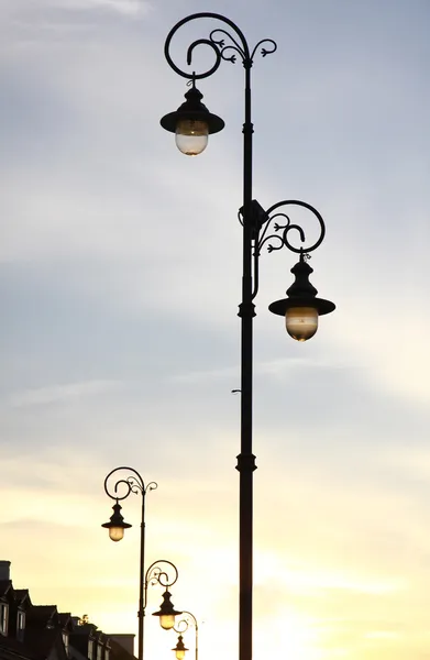 Retro-gestileerde lantaarnpaal op de straat van Warschau — Stockfoto