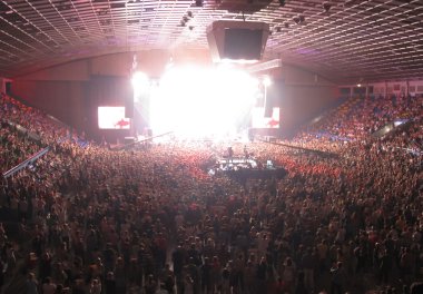 Kalabalığı eğlendirmekten Konser Salonu'nda