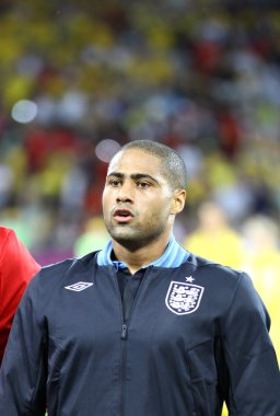 Glen johnson İngiltere'nin milli marşı şarkı söylüyor