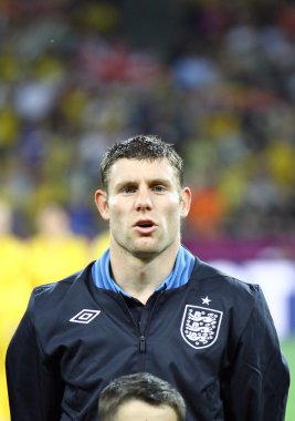 James milner İngiltere'nin milli marşı şarkı söylüyor.