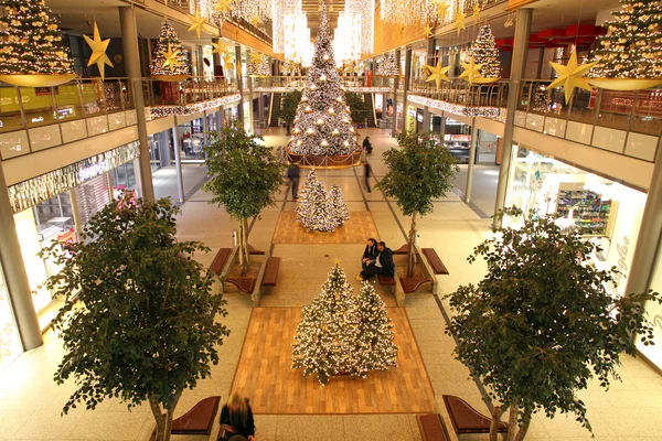 Décoration de Noël dans le centre commercial — Photo