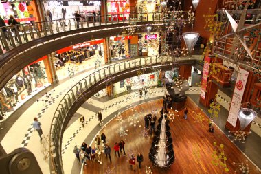 Alışveriş merkezinde noel süslemesi