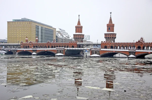 Oberbaumbrücke bron över floden spree i berlin, Tyskland — Stockfoto