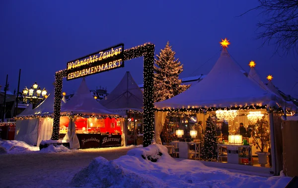 Julmarknad på torget gendarmenmarkt Berlin, Tyskland — Stockfoto