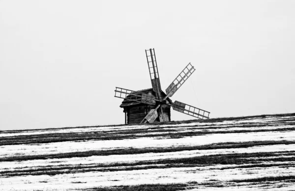 Paisagem com moinho de vento velho — Fotografia de Stock