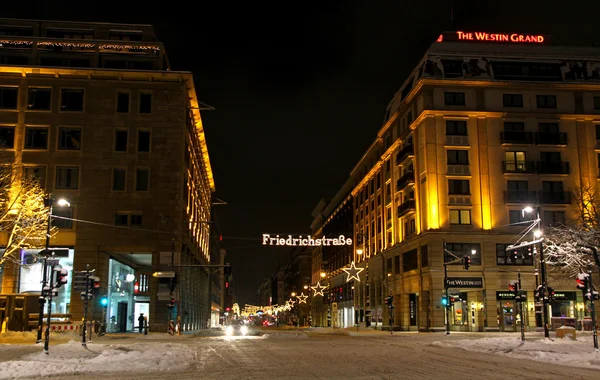 Świąteczne oświetlenie ulicy friedrichstrasse w Berlinie — Zdjęcie stockowe