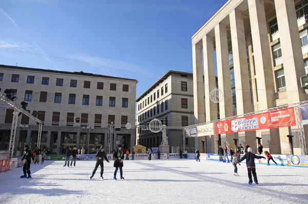 Gente disfrutando pista de patinaje sobre hielo —  Fotos de Stock