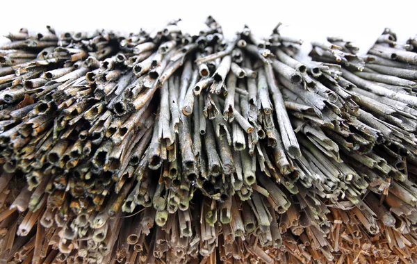 Thatched roof house detail of straw eaves — Stock Fotó