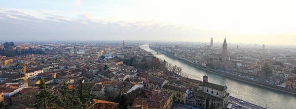 イタリア、ヴェローナ旧市街のパノラマ ビュー — ストック写真