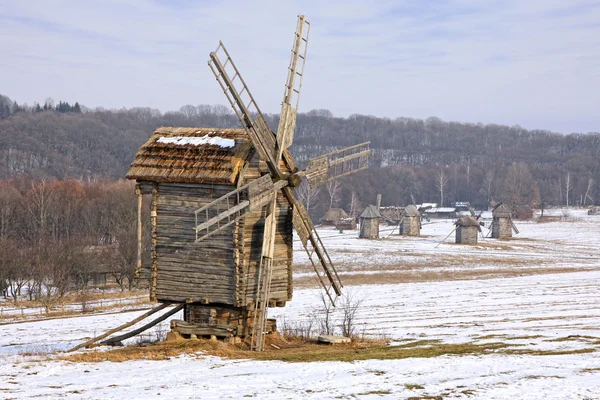 Landschaft mit alter Windmühle — Stockfoto