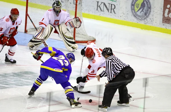 Partita di hockey su ghiaccio Ucraina contro Polonia — Foto Stock