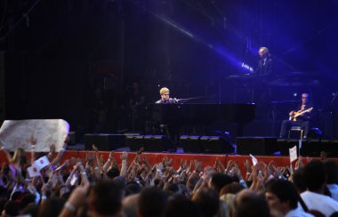şarkıcı Bay elton john sahneye gerçekleştirir