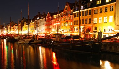 gece, Kopenhag, Danimarka nyhavn limandaki tekneleri