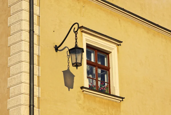 Nahaufnahme gelbes Gebäude mit Fenster und Straßenlaterne — Stockfoto
