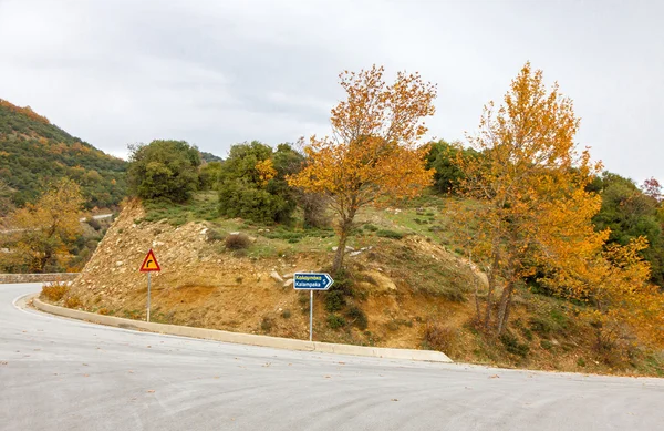 Curved asphalt road at Meteora Mountains — Stock Photo, Image