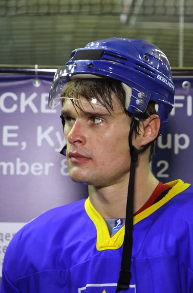Хокеїст Олексій Понікаровський України — стокове фото