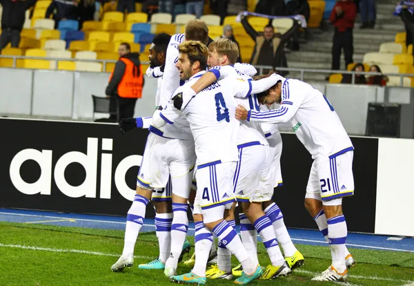 FC dynamo Kiev spelers vieren nadat een doelpunt gescoord — Stockfoto