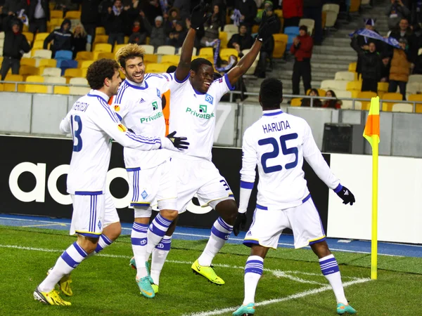 FC dynamo Kiev spelers vieren nadat een doelpunt gescoord — Stockfoto