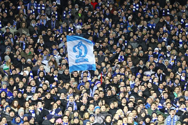 Os fãs do FC Dynamo Kyiv apoiam sua equipe — Fotografia de Stock