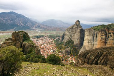 Meteora kayalar ile kalampaka kasaba arka planda, Yunanistan