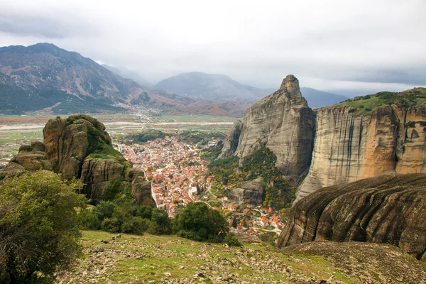 Meteora Rocas con Kalampaka ciudad en el fondo, Grecia —  Fotos de Stock