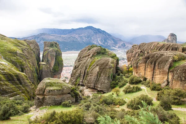 Meteora kayalar kalampaka kasaba arka planda, Tırhala reg ile — Stok fotoğraf